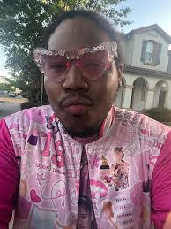 Sheena Givens's Instagram, Twitter & Facebook