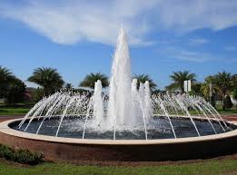 Sebuah Kolam Air Mancur Berbentuk Lingkaran Berdiameter 84 Meter