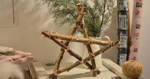 Fix Gemacht Aus Zweigen Und Juteband Entsteht Ein Weihnachtlicher Stern Den Man In Unterschiedlichsten Grossen Anfertigen Ka Holzsterne Basteln Weihnachtsdeko