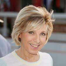 Évelyne dhéliat (born 19 april 1948) is a french weather presenter and former continuity announcer. Evelyne Dheliat Comment Elle A Cache Son Cancer Au Public Femme Actuelle Le Mag