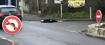 Le parquet national antiterroriste se saisit de l'enquête sur l'attaque au couteau, qui a coûté la vie à une fonctionnaire de police à rambouillet ce 23 avril. Un Mort Et Deux Blesses Dans Une Attaque Au Couteau A Villejuif L Assaillant Tue Le Point
