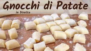 Quando si ha poco tempo a disposizione, possono essere utilizzati con successo anche per preparare gli gnocchi! Gnocchi Di Patate Fatti In Casa Ricetta Facile In Diretta Youtube