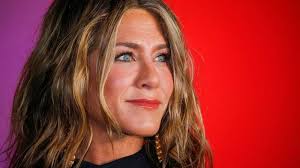 look at jennifer aniston without a drop