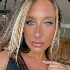 Ashley Markowski's Instagram, Twitter & Facebook