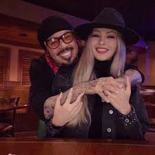 Christian serratos plays selena in the netflix series, and jesse posey plays chris perez, her boyfriend (and this is what you need to know about the real couple, who were married until selena's death in 1995. Who Are A B Quintanilla S Wife And Kids Selena S Family Explained