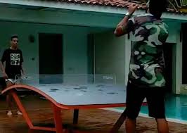 Que ronaldinho gaúcho é um baita jogador de futebol não é novidade, mas que o filho craque ronaldinho gaúcho, joão de assis moreira, de 13 anos de idade, joão de assis moreira, filho de ronaldinho gaúcho, mostra que é bom de bola e tem tudo para ser a nova estrela do futebol brasileiro futuramente. Ronaldinho Gaucho Beats Ball With His Son Member Of The Team Under 13 Cruzeiro
