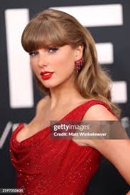 4.850 Taylor Swift Bangs Stock Photos, High-Res Pictures, and Images