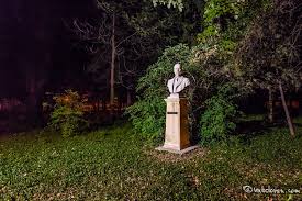 Nu cerceta aceste legi, căci eşti nebun de le înţelegi, cu margareta şi horaţiu. Azi Prin Parcul Carol Un Bolovan