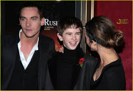 Keri Russell @ 'August Rush' Premiere: Photo 723701 | Keri Russell Photos |  Just Jared: Entertainment News