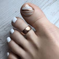 Les pegamos palitos de madera (mondadientes) por detrás y listo. Pedicura Maria Antonieta