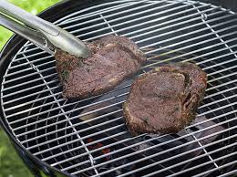 Raeuchern Mit Dem Kugelgrill Fleisch Auf Den Grill Kugelgrill Grillen Rauchern