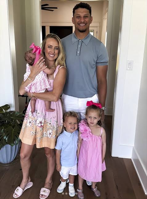 Brittany Mahomes shares new family photo with newborn daughter - ABC News