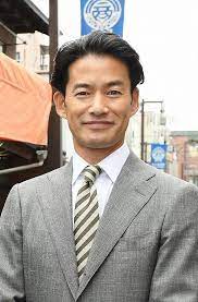 Takenouchi yutaka 竹野内豊 his career spanning over 10 years, yutaka's earlier works include lead roles in heaven's coins ('95) and beach boys ('97). Yutaka Takenouchi ç«¹éåè± ç¾©æ¯ã¨å¨ã®ãã«ã¼ã¹ Japanese Men Gorgeous Men Korean Actors