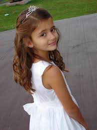 Coiffure fille cheveux courts boucles. Coiffure Communion 60 Idees Geniales Pour Les Petites Demoiselles