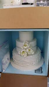A Great Way To Transport Cakes In The Heat Keeping Them Protected From The Elements And Heat Pic Courtesy Of Minet Cake Templates Cake Business Cake Delivery