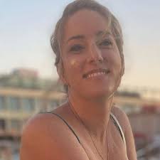 Adrienne Airhart slams diner for being distracted by boobs - Daily Star