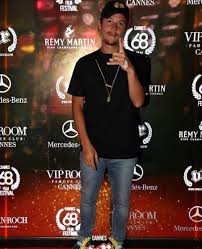 fanfennec on instagram j ai des freres dans la rue qui font cent dollars heure yeah crois pas qu on sort de la haute yeah ecoute nekfeu instagram rappeur
