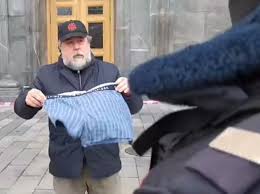 Полиция москвы задержала режиссера виталия манского, который вышел к зданию фсб на лубянке с одиночным пикетом в поддержку политика алексея навального и против фсб. Sojz6gfph5bgum