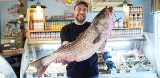 Menurut primbon mimpi dapat ikan gabus adalah simbol bahwa kamu akan mendapatkan banyak rezeki. 5 Arti Mimpi Membeli Ikan Menurut Primbon Dan Psikolog Siopung