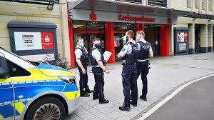Ein bisher unbekannter mann hat heute mittag laut polizei auf dem hauptplatz von retz (niederösterreich) eine. Tater Nach Sparkassen Uberfall In Koln Weiter Auf Der Flucht Rheinland Nachrichten Wdr