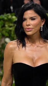 #JeffBezos' fiancé #LaurenSánchez arrives at the 2024 #MetGala 👠