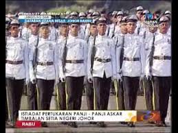 عسكر تيمبالن ستيا نڬري جوهر) johor eyaleti ve özel kraliyet muhafızının bağımsız bir askeri gücüdür johor sultanı malezya. Spm Istiadat Pertukaran Panji Panji Askar Timbalan Setia Negeri Johor 8 50 9 24 Pagi 11 Mei 2016 Youtube