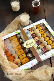 Mengapa kue basah hantaran merupakan hantaran pernikahan? 9 Hantaran Kue Ideas Wedding Gifts Packaging Indonesian Desserts Wedding Gift Pack
