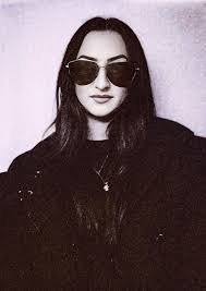 Nikki Kinnaird's Instagram, Twitter & Facebook