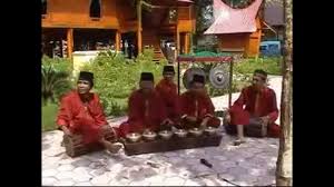 Rino wengi sing tak puji ojo lali janjine mugo biso tak ugemi terjemahan dalam bahasa melayu Calempong Oguong Seni Memukul Gong Dari Kampar Warisan Budaya Tak Benda Riau Riaumagz