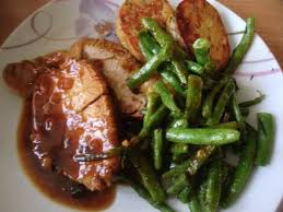 Schweinelachsbraten Mit Butterpilzen Und Grunen Bohnen Rezept Rezept Lachs Braten Fleisch Gerichte Essen Kochen