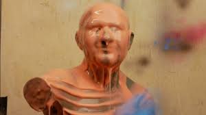 Listamaður gerir brjóstmynd af sjálfum sér að vinna að minni mynd af  sjálfum sér