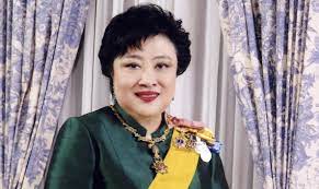 พระเจ้าวรวงศ์เธอ พระองค์เจ้าโสมสวลี พระวรราชาทินัดดามาตุ ฉลองพระองค์ชุดไทยประยุกต์ ทรงทักทายประชาชนโดยไม่ถือพระองค์ เมื่อเวลา 17.21 น.วันที่ 6. 13 à¸ à¸„ à¸§ à¸™à¸„à¸¥ à¸²à¸¢à¸§ à¸™à¸›à¸£à¸°à¸ª à¸• à¸žà¸£à¸°à¹€à¸ˆ à¸²à¸§à¸£à¸§à¸‡à¸¨ à¹€à¸˜à¸­ à¸žà¸£à¸°à¸­à¸‡à¸„ à¹€à¸ˆ à¸²à¹‚à¸ªà¸¡à¸ªà¸§à¸¥ à¸à¸£à¸¡à¸«à¸¡ à¸™à¸ª à¸—à¸˜à¸™à¸²à¸£ à¸™à¸²à¸–