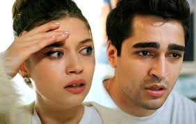 Avance “Una nueva vida”: La foto que pone en jaque el matrimonio de Ferit y  Seyran, en el capítulo 11