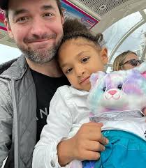 Con gái ngôi sao quần vợt sống giữa núi hàng hiệu dù mới 5 tuổi