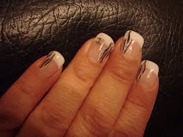 Cette technique de manucure s'adapte, en effet, à tous les types d'ongles et offre un rendu des plus naturels. French Blanche Et Deco Noire Blanche Argentee Avec Stickers Chanel Winter Nail Art Nail Designs Nails