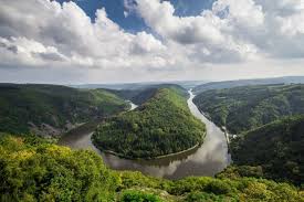 Vom aussichtspunkt aus haben sie einen herrlich weiten blick über die saarschleife, dem landschaftlich schönsten punkt des saarverlaufs. Saarschleife Mettlach