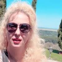 Kaja Žutić se posle raskida vratila da živi na selo: Pokosila dvorište i  snimila deo imanja