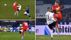 Catch the latest fc schalke 04 and eintracht frankfurt news and find up to date football standings, results, top. Schalke Goalkeeper Sent Off For Flying Kick On Eintracht Frankfurt Player Marca In English