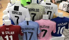 Beim neuen trikot gab es eine panne. Cristiano Ronaldo Oder Lionel Messi Bei Trkotverkaufen Kann Cr7 Keiner Das Wasser Reichen