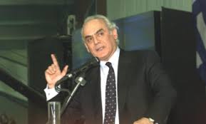 Apostolos tsochatzopoulos, commonly known by the diminutive form akis, is a greek former politician who served as a minister in several panh. 1zehof0hlyi Mm