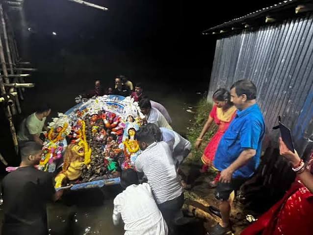 পরিবেশ বাঁচাতে চৌবাচ্চায় প্রতিমা বিসর্জন দিল বর্ধমানের হ্যাচারিমাঠ সৃজনভূমি সংঘ | Burdwan's Hatchery Math Srijanbhoomi Sangha immersed the idol in Chaubachcha to save the environment