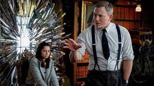 Rian johnsons knives out entwirrt nicht nur ein gutes altmodisches mordmysterium, sondern auch den stoff des krimis, indem er an losen fäden zieht, bis er auf komplizierte. Knives Out Mord Ist Familiensache 2019 Film Trailer Kritik