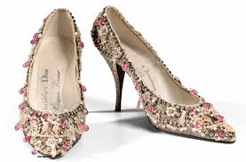 Christian Dior Par Roger Vivier 1957 1959 Escarpins Du Soir Brodes De Fils D Argent Et De Larmes De Grenat Par La Mais Roger Vivier Roger Vivier Shoes Shoes