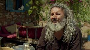 Çekimlerin gerçekleştiği mekanın yangına teslim olmasına üzülen güven. Mandira Filozofu Istanbul Film 2015 Moviepilot De