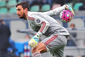 The bianconeri 's answer was mostly in a giorgio chiellini header that missed the target after gianluigi donnarumma had failed to catch the ball from a corner kick. 17 Jahriger Donnarumma Erstmals Im Italien Kader Sport Orf At