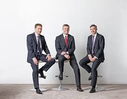 Piraeus bank offers you the unique experience of a comprehensive remote service through video conferencing! Dwp Bank Drei Herren Und Ein Bild Nils Hendrik Muller