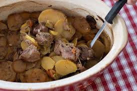 C'est un plat traditionnel alsacien ayant pour base des morceaux de viande marinés dans du vin blanc sec et cuits en terrine, accompagnés d'oignons et de pommes de terre. Baeckeoffe Alsacien Les Petits Plats De Patchouka