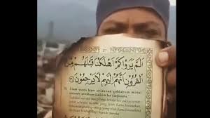 Surat yasin full ( surat yasin lengkap ) 83 ayat dan artinya dan surah yasin latin, surat ini terdiri atas 83 ayat. Ditemukan Lembar Surat Yasin Ayat 31 Di Reruntuhan Gempa Palu Peringatan Bagi Manusia