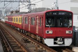 2018年4月11日と12日 普段は大師線で運用されている京急1500形1521編成によるラッピング車両 京急120年の歩み号 が 11日は朝の快特での増結運用に 12日は朝は特急での増結運用その後日中は 普通車に充当となりました 鉄道 写真 列車の旅 私鉄