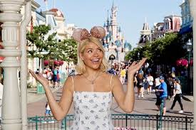 Holly marie willoughby was born on february 10, 1981 as the youngest daughter of brian and linda willoughby. The Cute Inspiration Behind The Name Of Holly Willoughby S Daughter Manchester Evening News